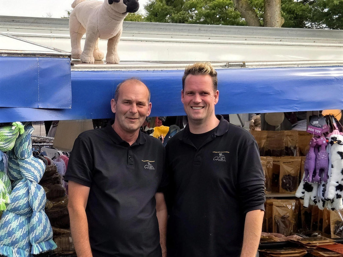 Wally en Erwin voor de marktkraam van Erwal Hondensnacks