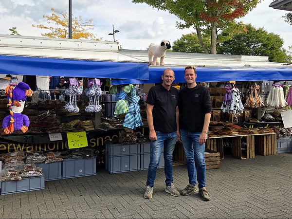 Wally en Erwin bij de marktkraam van Erwal Hondensnacks